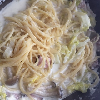 白菜、しめじ、ベーコンのクリームパスタ